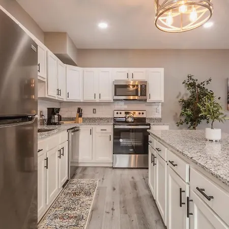 Newly Renovated 4Br Cozysuites-2